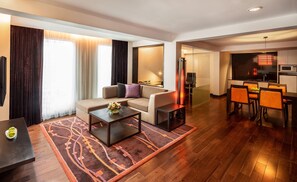 One - Bedroom Suite | 미니바, 객실 내 금고, 책상, 다리미/다리미판