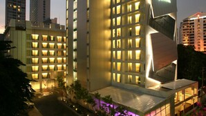 Front of property - evening/night - In Residence Bangkok Sukhumvit (Bangkok)