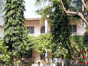 Exterior - Rhino Lodge & Hotel (Sauraha)