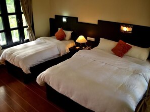 Soundproofing, free WiFi, bed sheets - Rhino Lodge & Hotel (Sauraha)