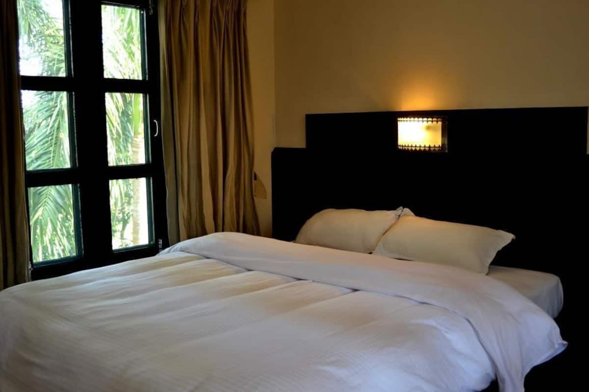 soundproofing, free wifi, bed sheets