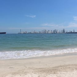 Sulla spiaggia, cabine da spiaggia gratuite, teli da spiaggia, pallavolo