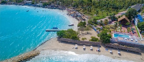 Aan het strand, gratis strandcabana's, strandlakens, beachvolleybal