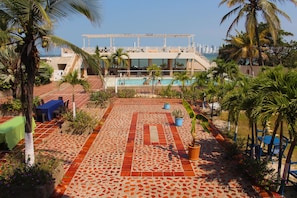Piscina externa, espreguiçadeiras