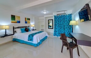 Down comforters, individually decorated, desk, blackout drapes - Hotel Dorado Plaza Punta Arena (Cartagena)