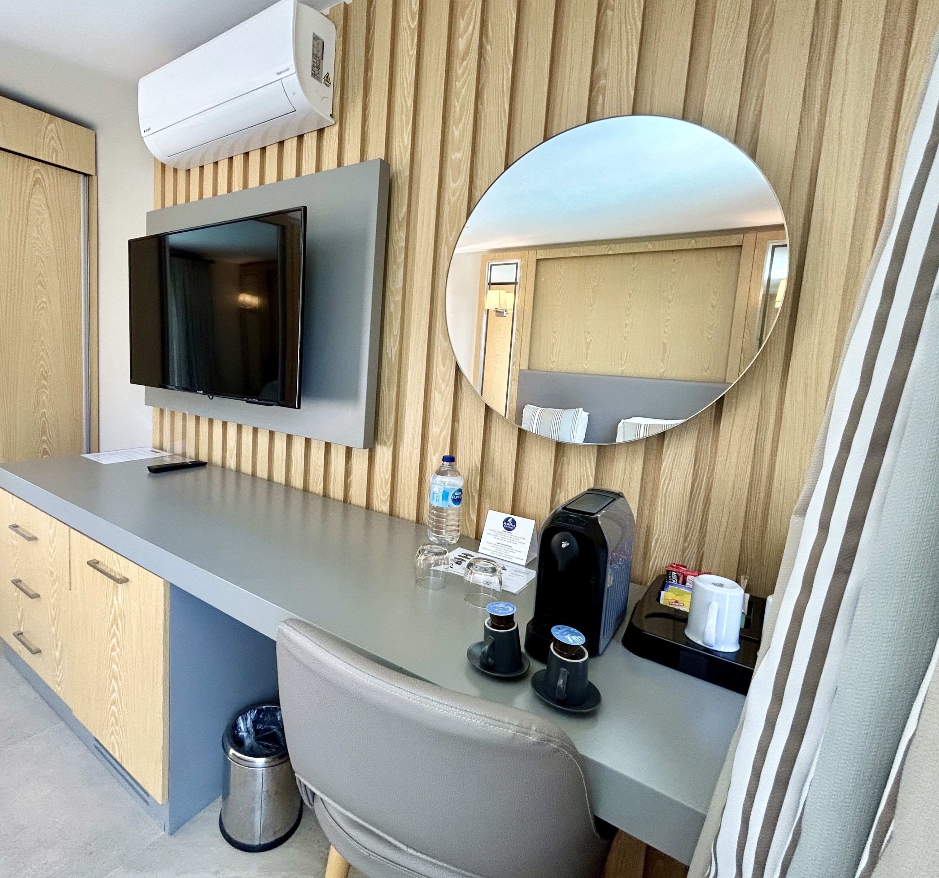 deluxe room | 1 bedroom, minibar, in-room safe, desk