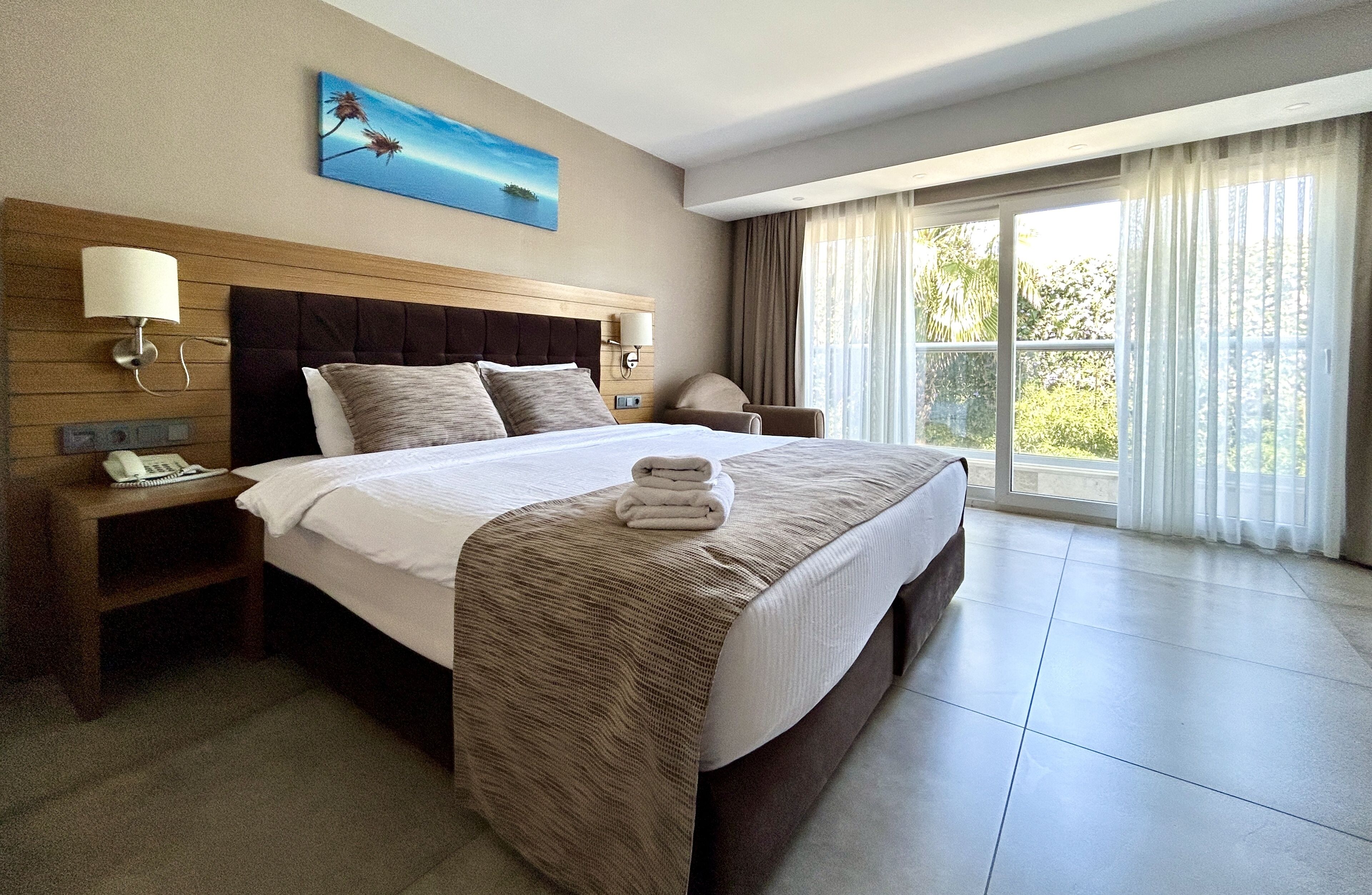 Deluxe Room | Minibar, in-room safe, desk, soundproofing