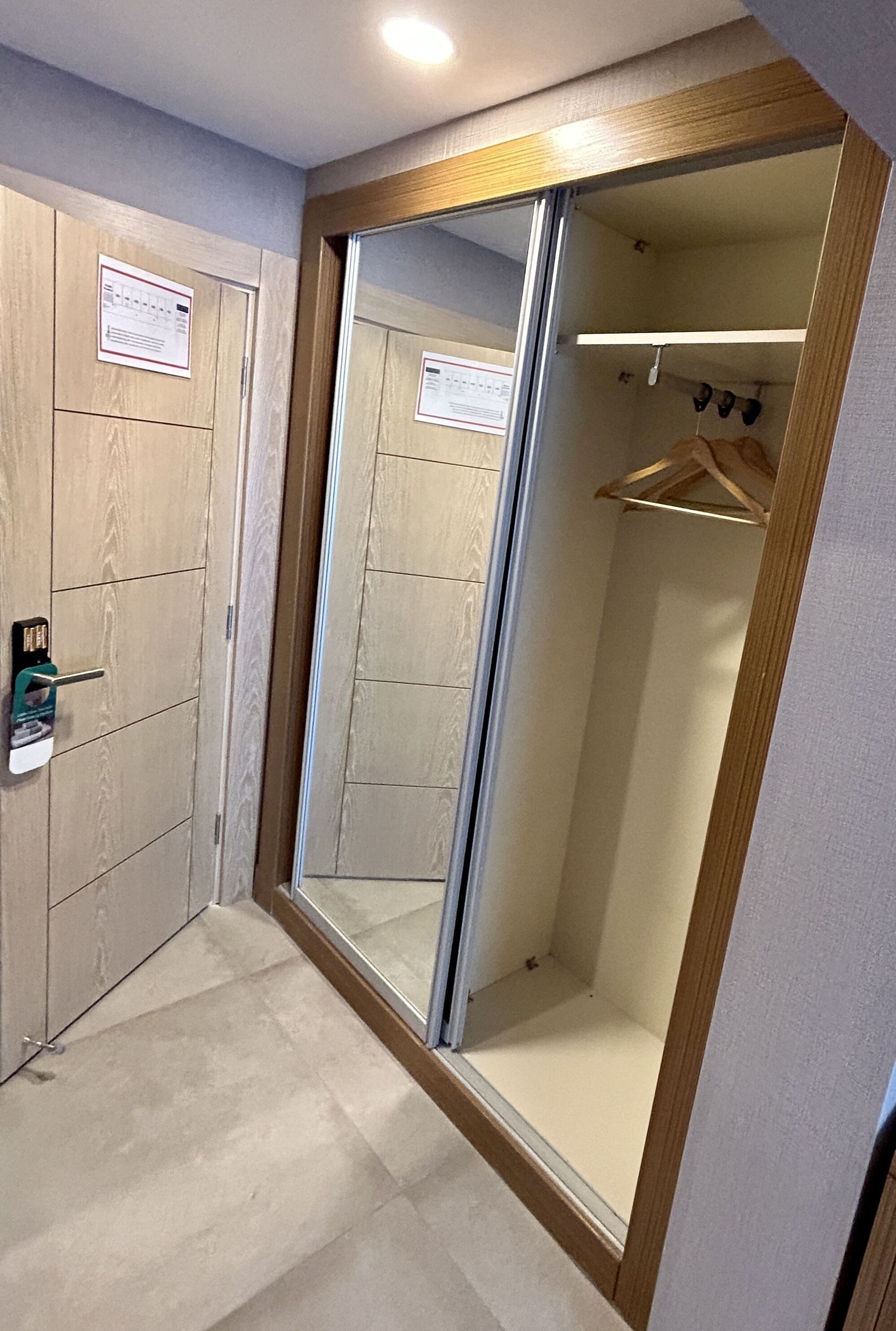 standard room | 1 bedroom, minibar, in-room safe, desk