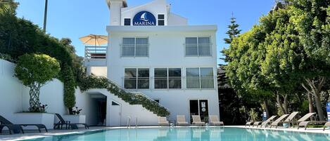 Piscine extérieure, chaises longues