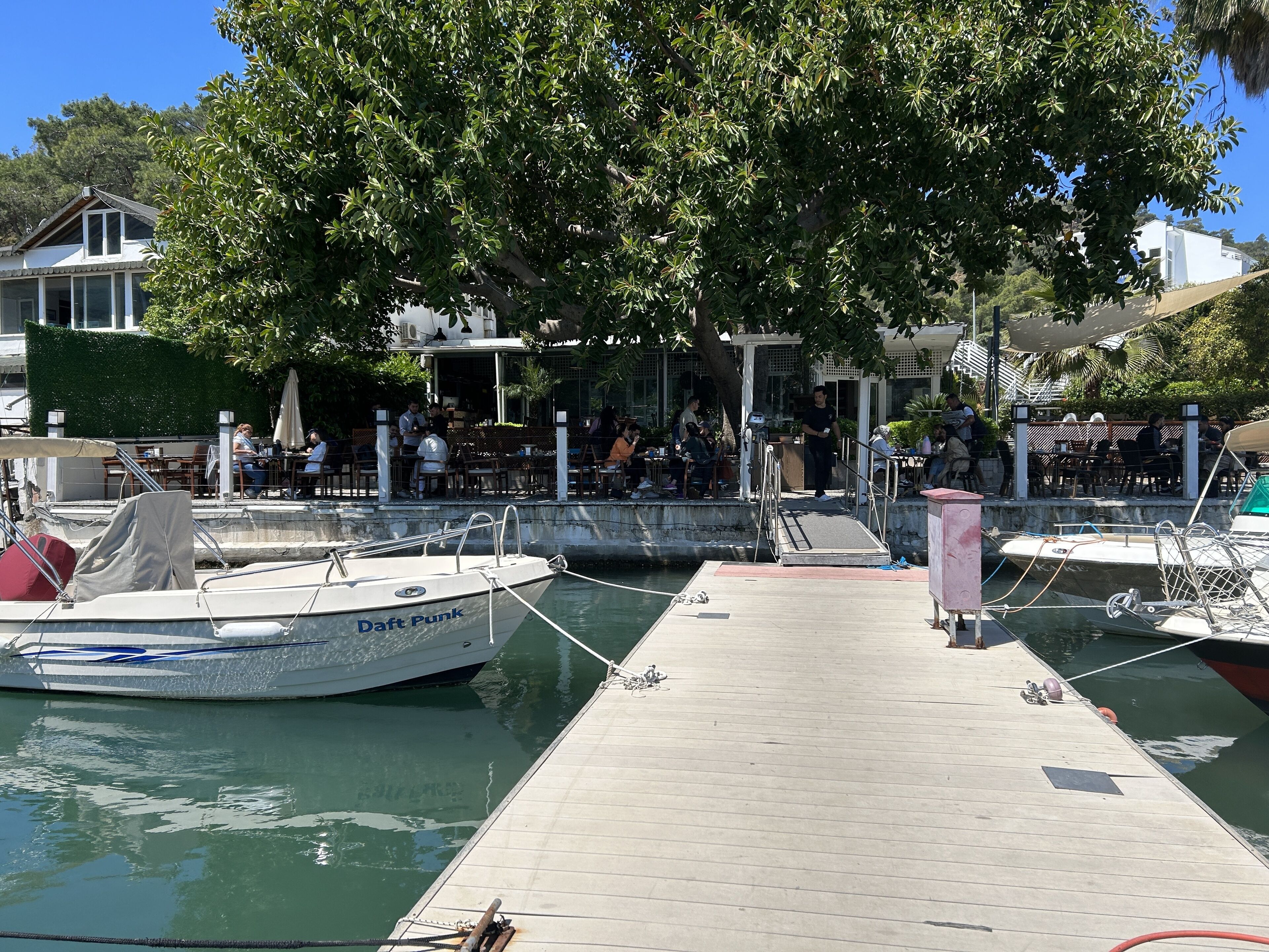 breakfast, lunch and dinner served