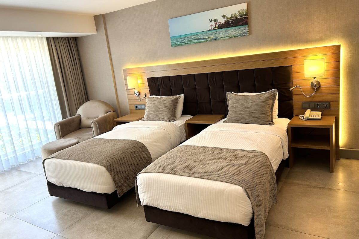 standard room | 1 bedroom, minibar, in-room safe, desk