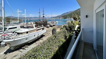 Quarto luxo | Frigobar, cofres nos quartos, escrivaninha, quartos à prova de som