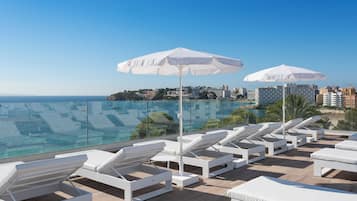 Piscine extérieure, parasols de plage