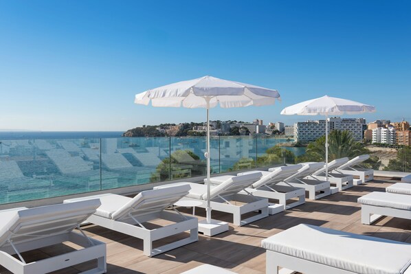 สระว่ายน้ำกลางแจ้ง, ร่มริมสระว่ายน้ำ