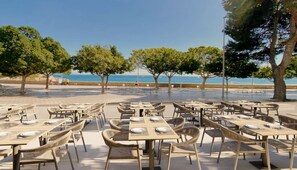 Breakfast, lunch and dinner served - Palia Tropico (Calvia)