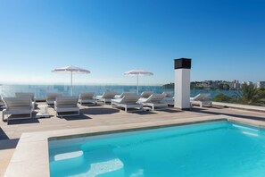 Outdoor pool, pool umbrellas - Palia Tropico (Calvia)