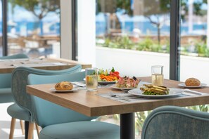 Breakfast, lunch and dinner served - Palia Tropico (Calvia)