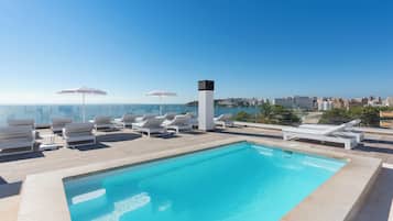 Piscine extérieure, parasols de plage