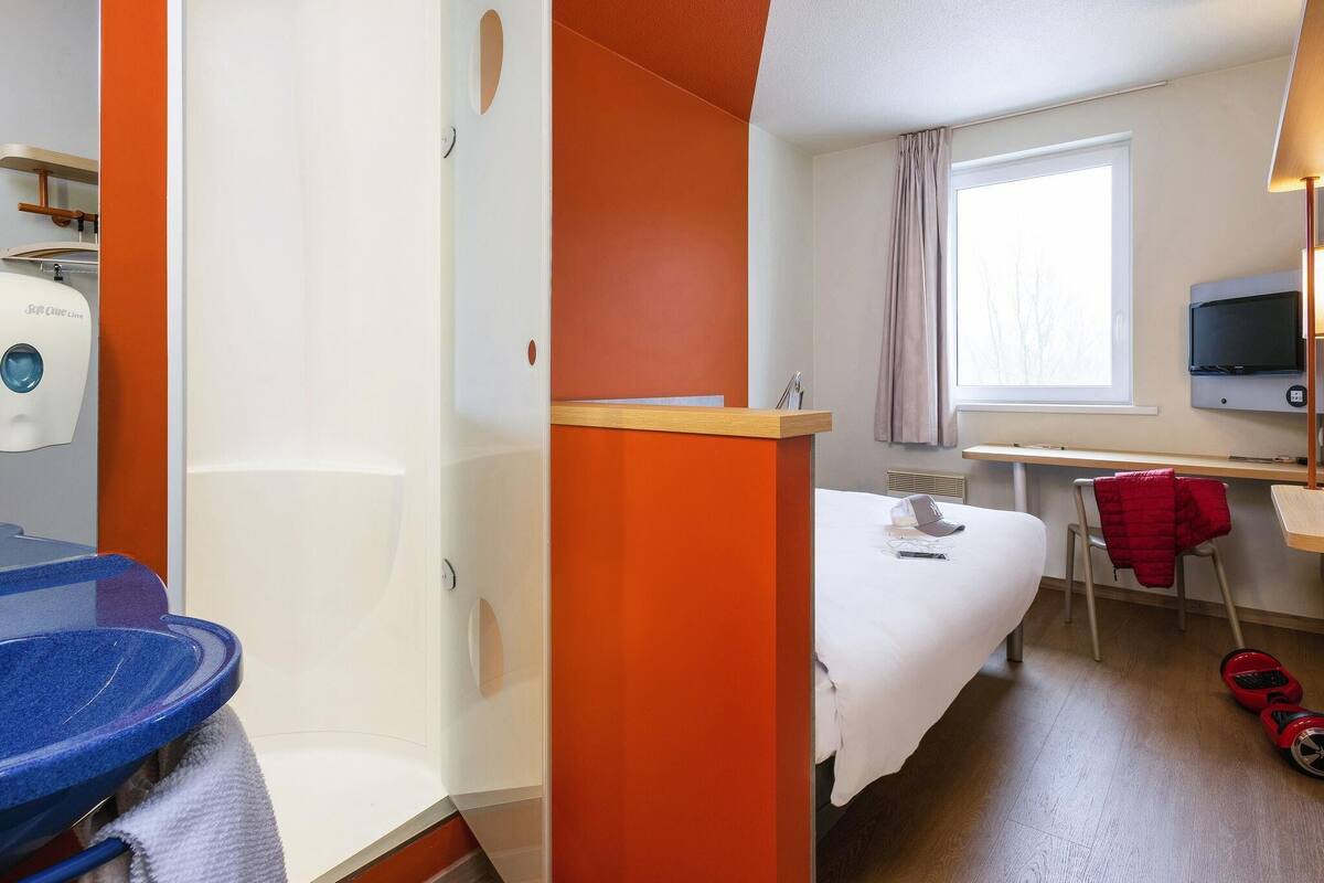 Standard-Doppelzimmer, 1 Doppelbett | Schreibtisch, Verdunkelungsvorhänge, kostenloses WLAN, Bettwäsche