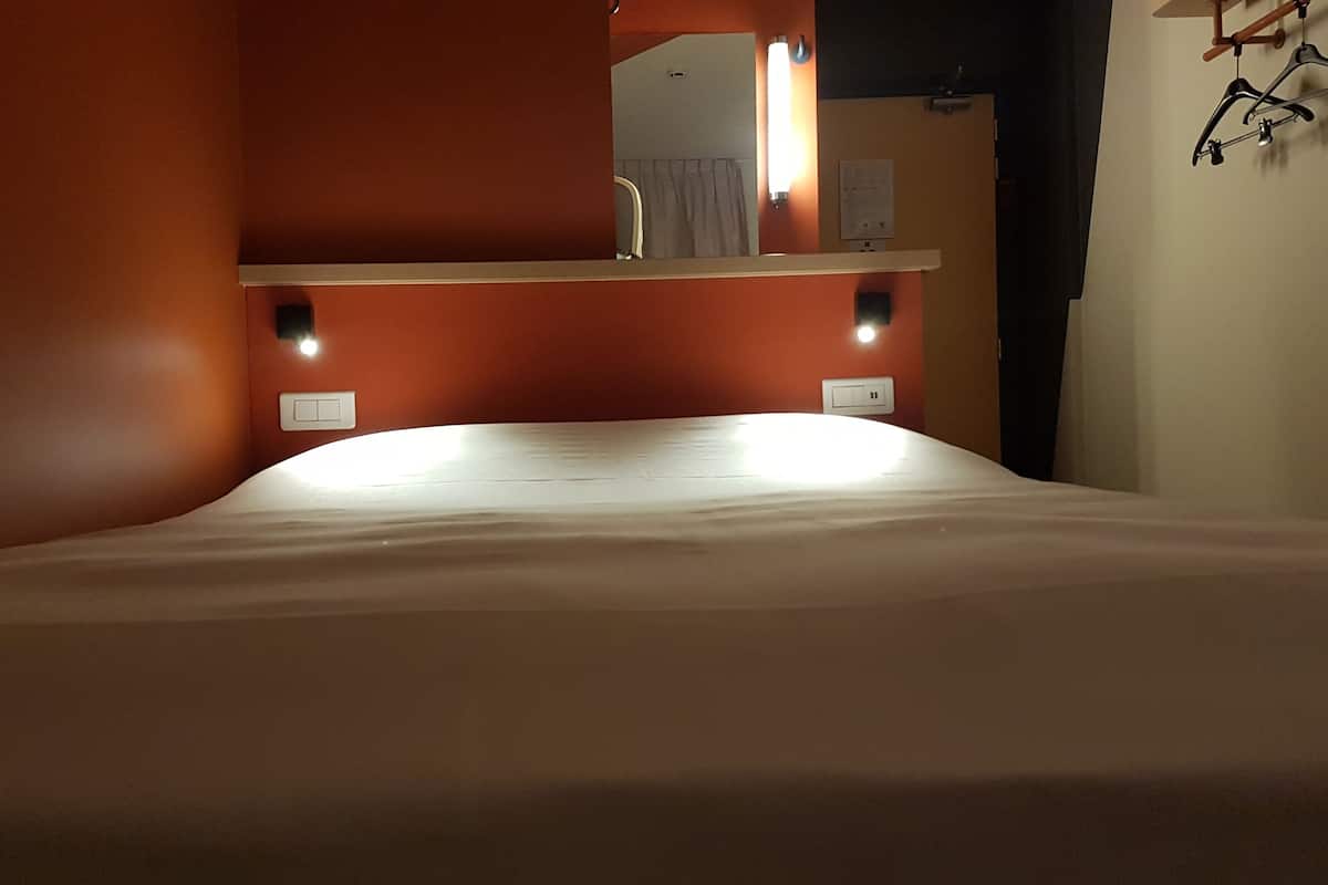 standard double room, 1 double bed | desk, blackout curtains, free wifi, bed sheets