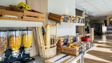 Frukostbuffé varje dag (EUR 11 per person)