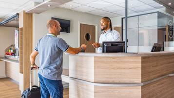 Meja kerja, tirai kedap cahaya, Wi-Fi gratis, dan seprai linen