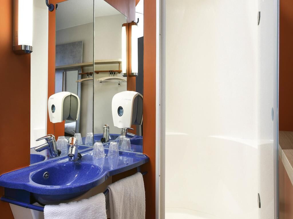 Kahden hengen standard-huone, 1 parisänky | Työpöyt ä, pimennysverhot, ilmainen Wi-Fi, vuodevaatteet