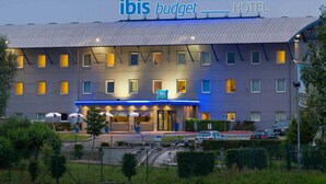 Moderni hotelli, jossa on tasakatto ja kyltti, jossa lukee: ”ibis budget HOTEL”.