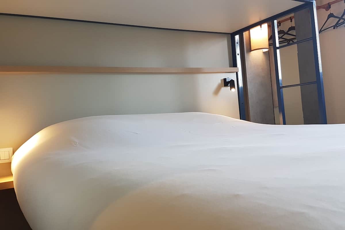 standard double room | desk, blackout curtains, free wifi, bed sheets