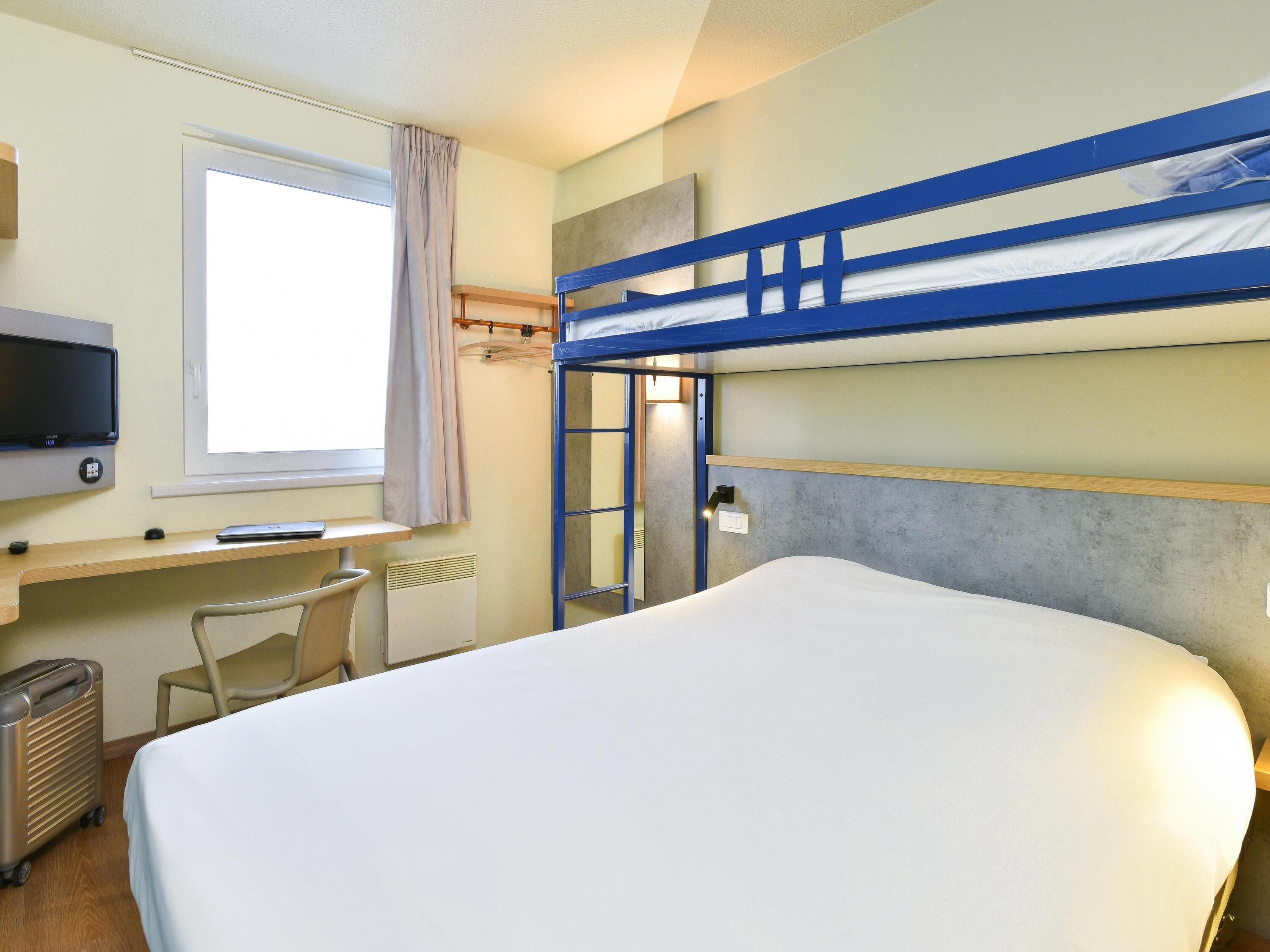 Habitación doble estándar | Escritorio, cortinas blackout, wifi gratis y ropa de cama 
