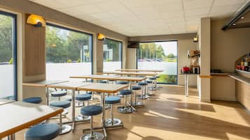 Bureau, rideaux occultants, Wi-Fi gratuit, draps fournis