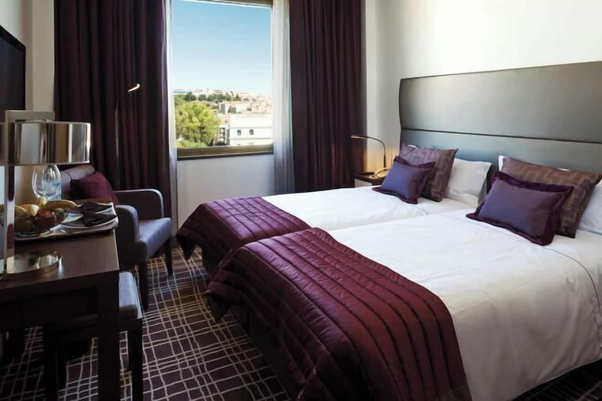 1 chambre, minibar, coffres-forts dans les chambres, bureau