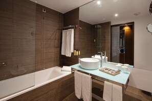 Suite | Bathroom | Shower, designer toiletries, hair dryer, bidet - Neya Lisboa Hotel (Lisbon)