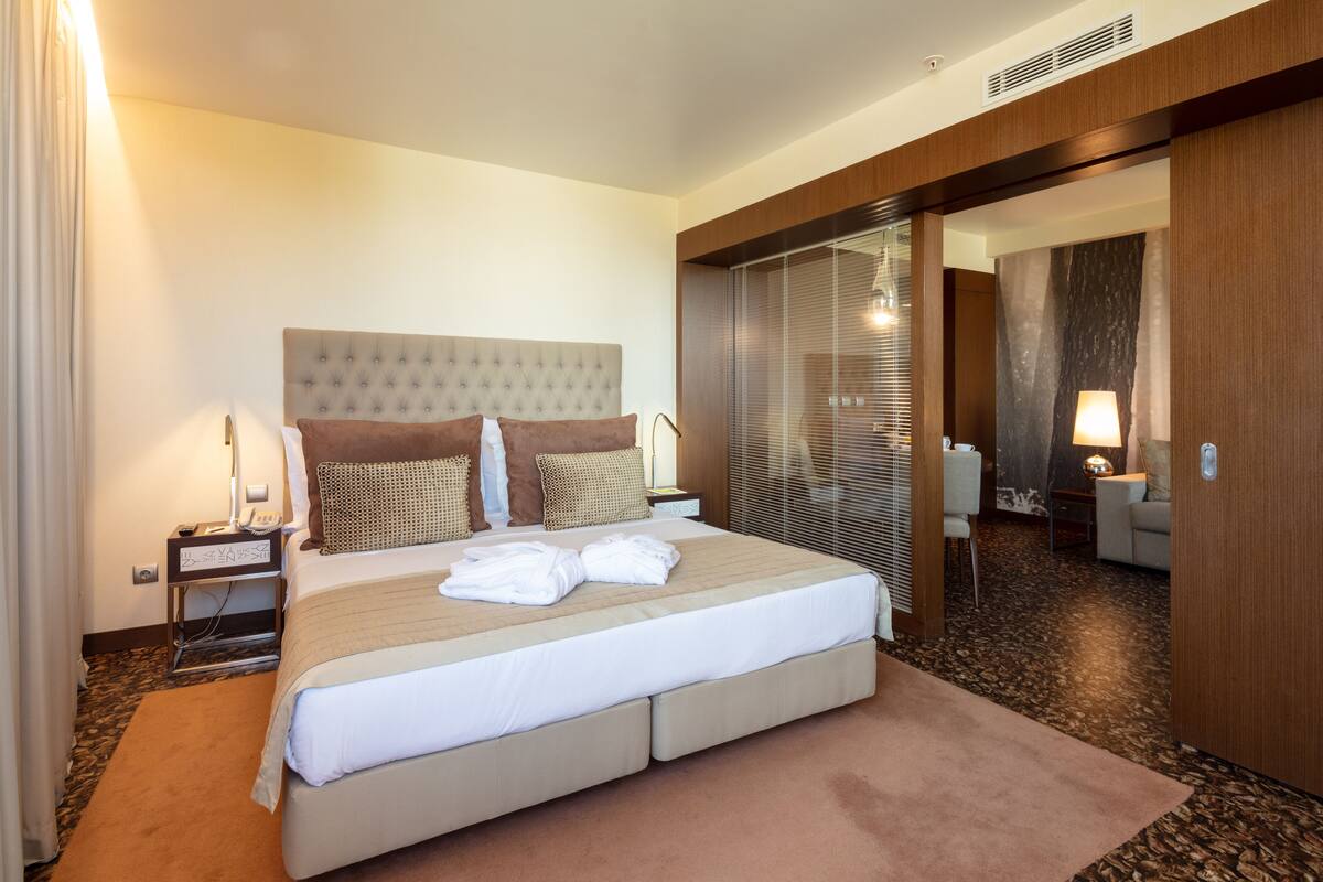 1 chambre, minibar, coffres-forts dans les chambres, bureau