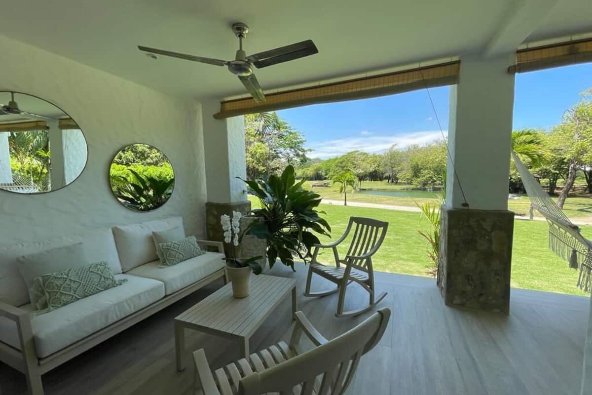 Leilighet, 2 soverom, hageområde | Oppholdsområde | Smart-TV