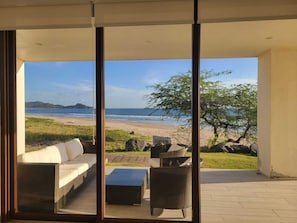 Un balcón con vista a la playa y al océano.