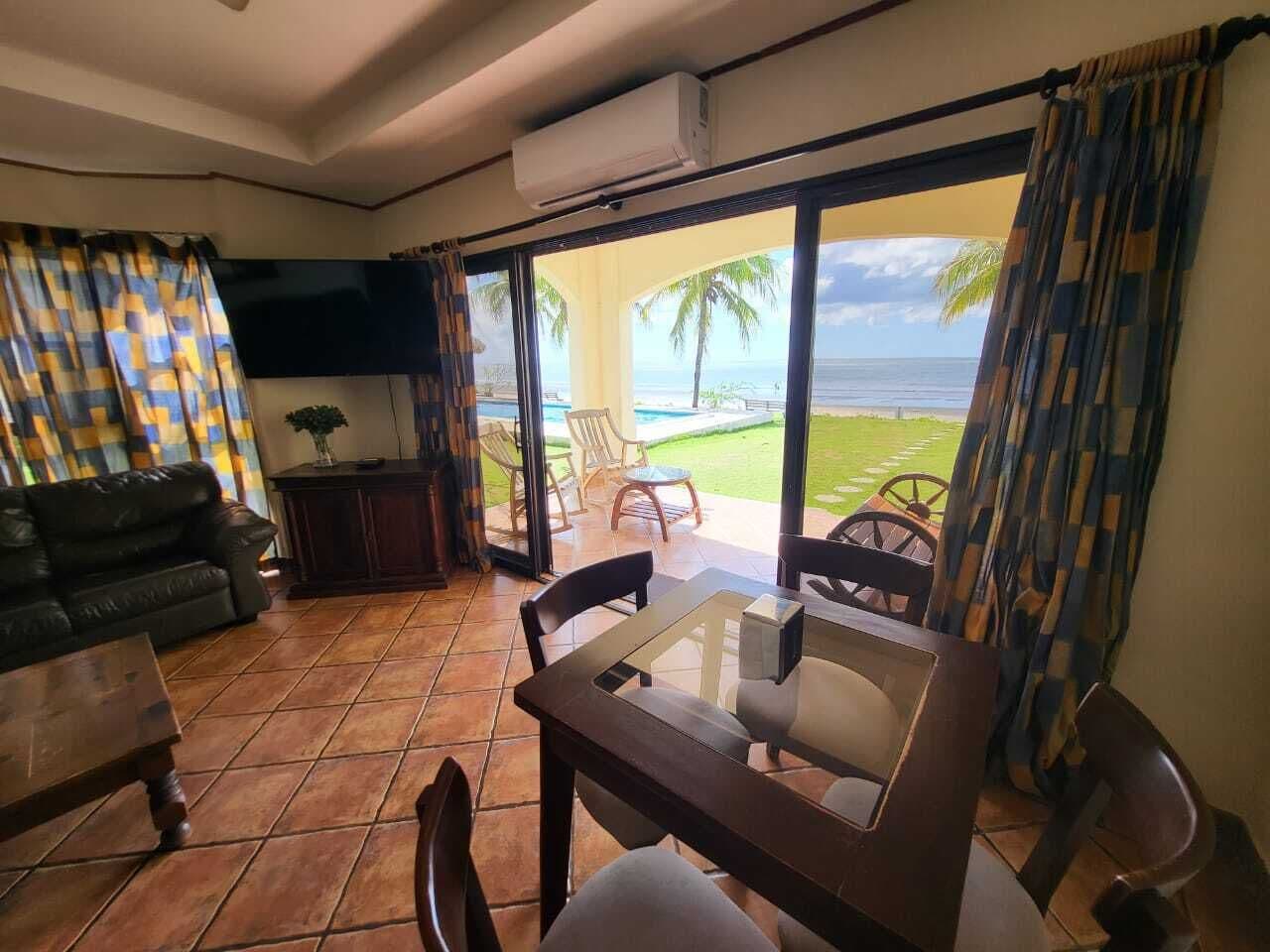 Classic Apartment, 2 Bedrooms, Ocean View, Beachfront | Living area