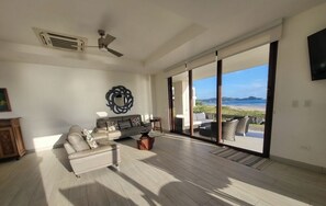 Deluxe Condo, 3 Bedrooms, Ocean View, Beachfront | Living area