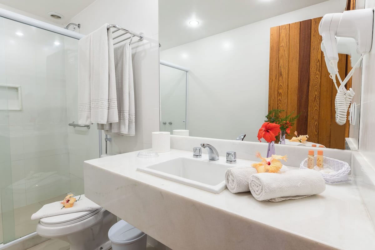 master | bathroom | shower, towels