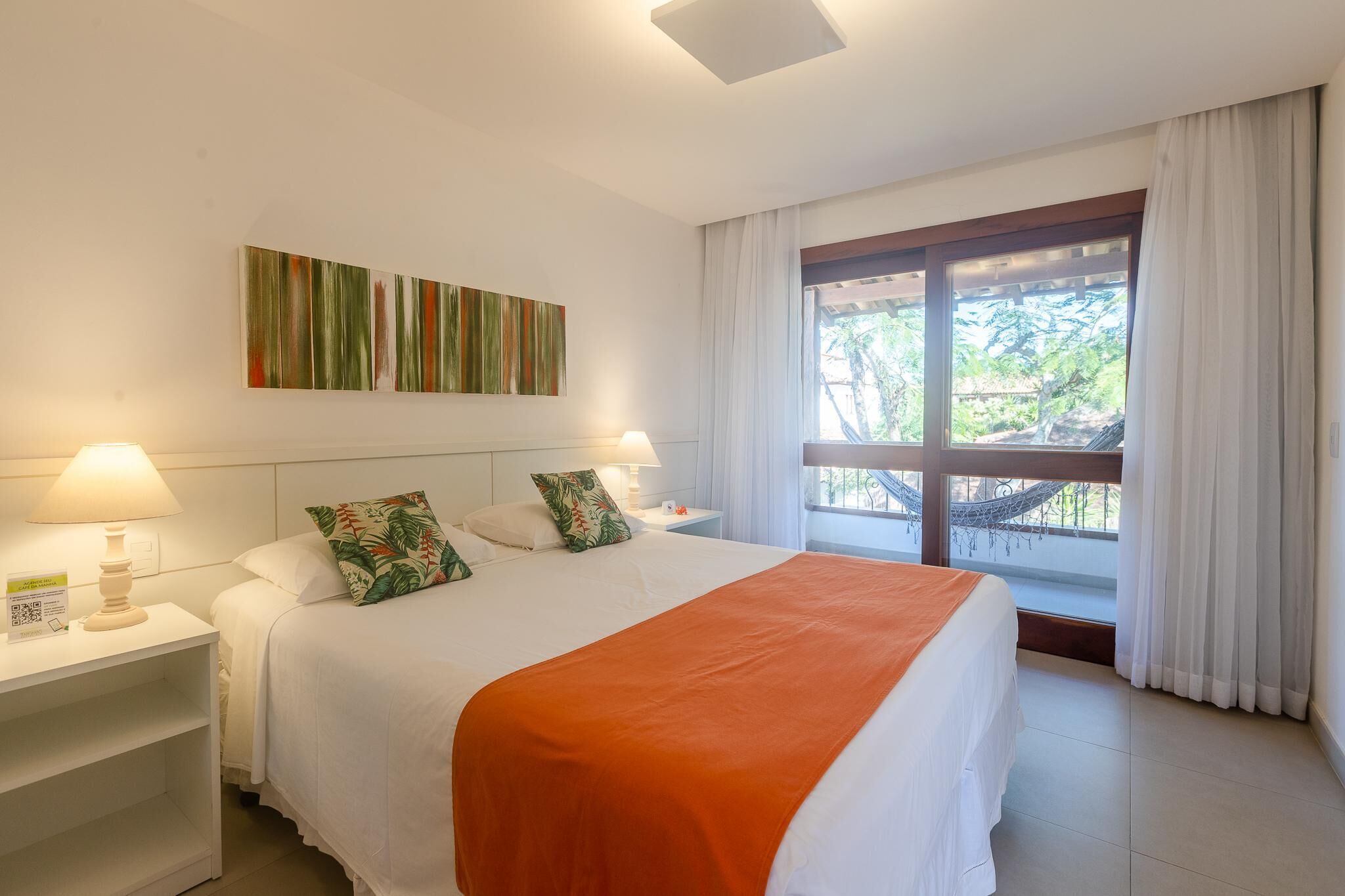 Roupas de cama antialérgicas, frigobar, cofres nos quartos