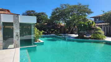 Piscine extérieure, cabanons gratuits, chaises longues