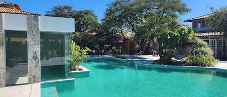 Una piscina al aire libre, camas de piscina gratis