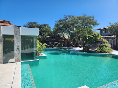 Piscina externa, barracas de cortesia, espreguiçadeiras. Pousada dos Tangaras