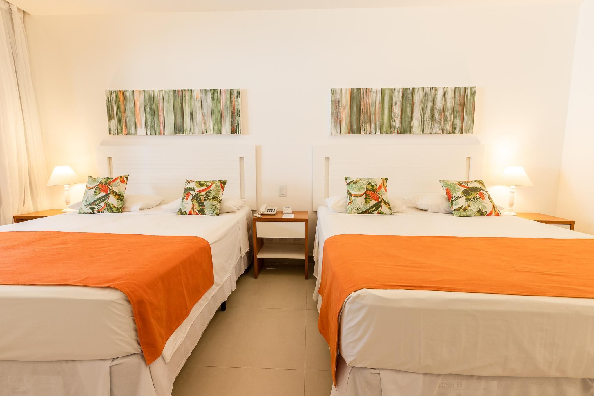 Roupas de cama antialérgicas, frigobar, cofres nos quartos