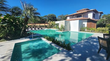 Una piscina al aire libre, camas de piscina gratis