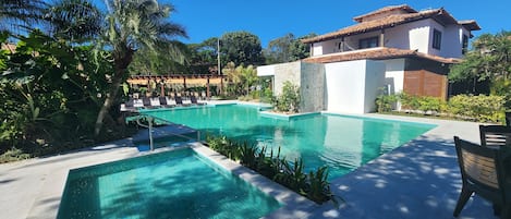 Una piscina al aire libre, cabañas de piscina gratuitas, tumbonas