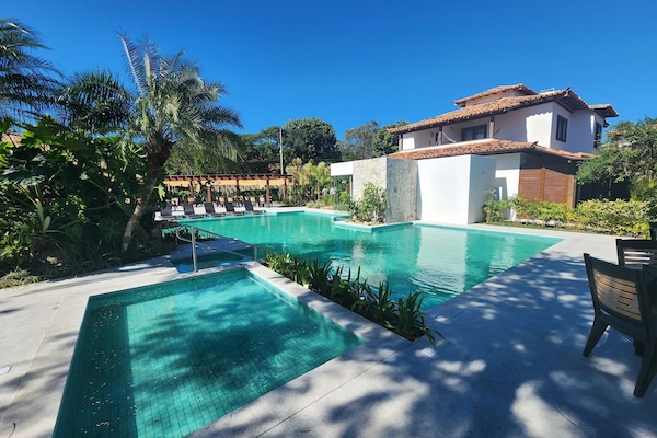 Outdoor pool, free cabanas, sun loungers