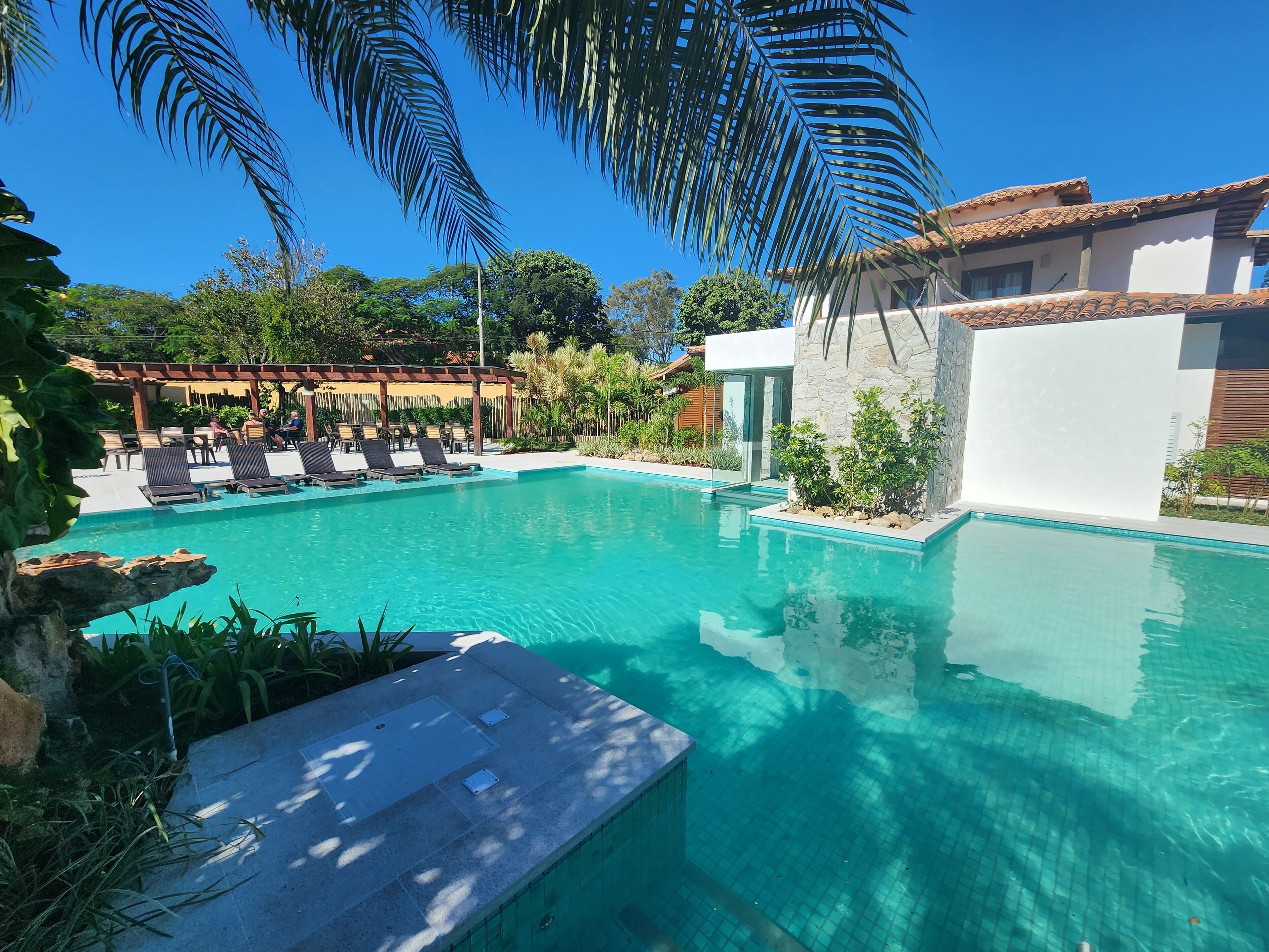 outdoor pool, free pool cabanas, pool loungers