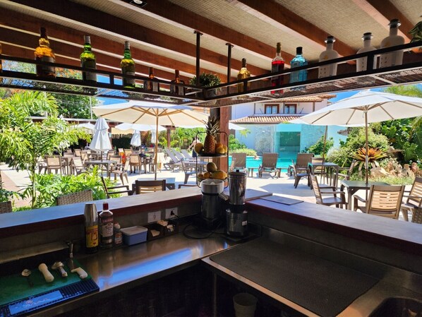 Quầy bar bên hồ bơi