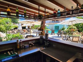 Bar tepi kolam renang